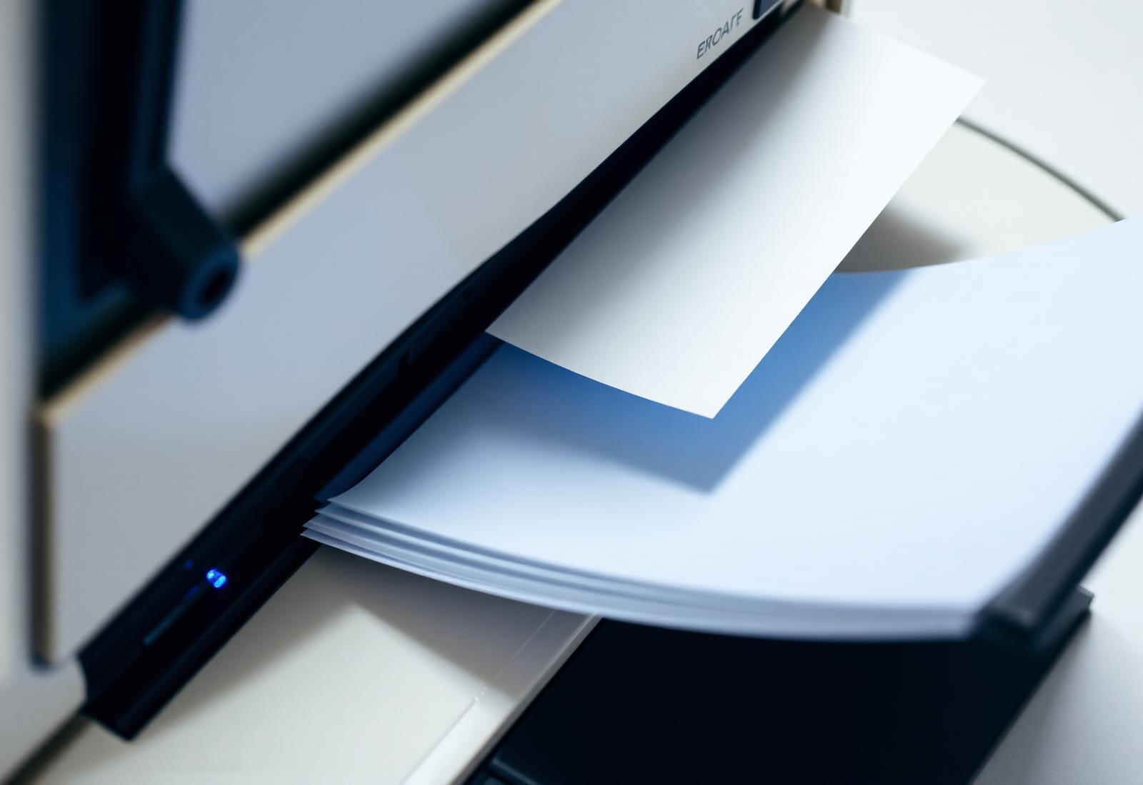 Scanner profissional de produção capturando folhas de papel em alta resolução